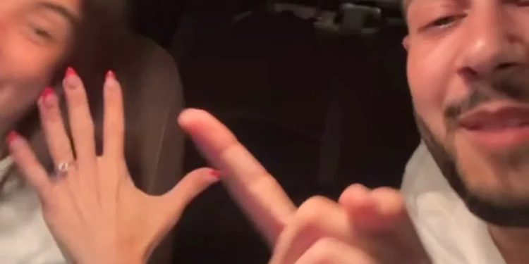 El ex rehén Eliya Cohen y su novia de muchos años, Ziv Aboud, se comprometieron en Jaffa el 23 de octubre de 2025 (Eliya Cohen/Instagram)