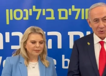 El primer ministro Benjamin Netanyahu y su esposa Sara durante una visita a los rehenes liberados en el Hospital Beilinson, en Petah Tikva, el 14 de octubre de 2025. (GPO/captura de pantalla)