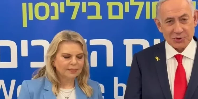El primer ministro Benjamin Netanyahu y su esposa Sara durante una visita a los rehenes liberados en el Hospital Beilinson, en Petah Tikva, el 14 de octubre de 2025. (GPO/captura de pantalla)