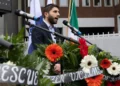 El rabino jefe de Irlanda, Yoni Wieder, habla en una ceremonia conmemorativa en Dublín para conmemorar el primer aniversario de la masacre de Hamás del 7 de octubre de 2023. (Collins Photos)