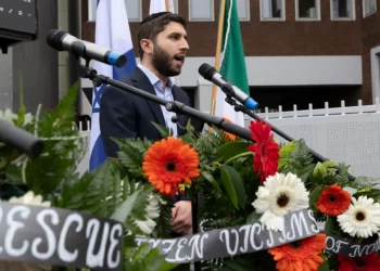 El rabino jefe de Irlanda, Yoni Wieder, habla en una ceremonia conmemorativa en Dublín para conmemorar el primer aniversario de la masacre de Hamás del 7 de octubre de 2023. (Collins Photos)