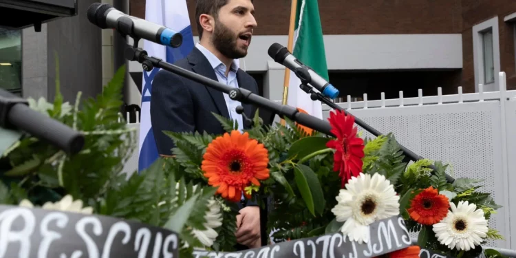 El rabino jefe de Irlanda, Yoni Wieder, habla en una ceremonia conmemorativa en Dublín para conmemorar el primer aniversario de la masacre de Hamás del 7 de octubre de 2023. (Collins Photos)