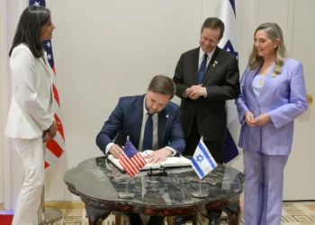 El presidente Isaac Herzog y su esposa Michal reciben al presidente estadounidense J. D. Vance y a la segunda dama Usha en Jerusalén el 22 de octubre de 2025 (Ma'ayan Toaf/GPO)