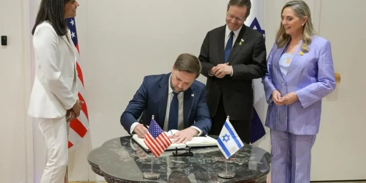 El presidente Isaac Herzog y su esposa Michal reciben al presidente estadounidense J. D. Vance y a la segunda dama Usha en Jerusalén el 22 de octubre de 2025 (Ma'ayan Toaf/GPO)