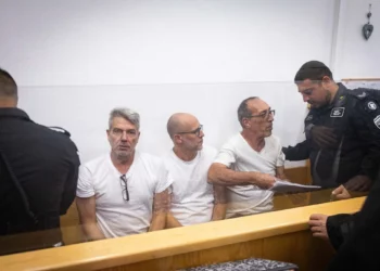 Incendiarios de contenedores cerca de residencia del primer ministro piden ser liberados a arresto domiciliario