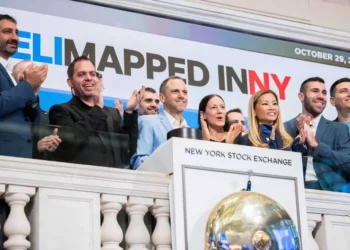 Líderes tecnológicos israelíes hacen sonar la campana de apertura en la Bolsa de Nueva York, en la ciudad de Nueva York, el 29 de octubre de 2025. (Ohad Kab)