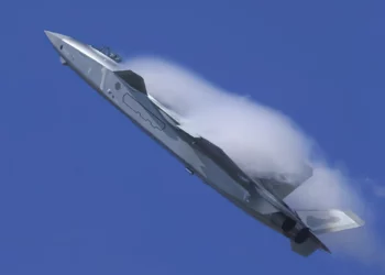 El empuje vectorial del J-20 deja atrás al F-22 Raptor