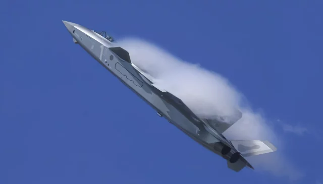 El empuje vectorial del J-20 deja atrás al F-22 Raptor
