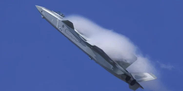 El empuje vectorial del J-20 deja atrás al F-22 Raptor