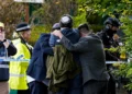 Miembros de la comunidad judía se consuelan cerca de la sinagoga de la Congregación Hebrea de Heaton Park, en Crumpsall, Manchester, Inglaterra, el 2 de octubre de 2025. (Peter Byrne/PA vía AP)