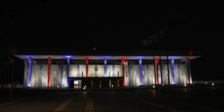 Edificio de la Knéset iluminado con los colores de la bandera de EE. UU.