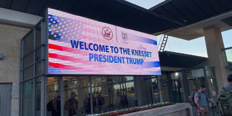 La Knesset se engalana con banderas estadounidenses e israelíes antes del discurso de Trump