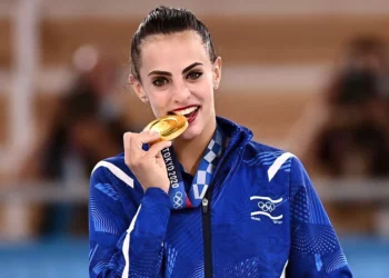 La israelí Linoy Ashram posa con su medalla de oro durante la ceremonia del podio de la final individual de la prueba de gimnasia rítmica, durante los Juegos Olímpicos de Tokio 2020 en el centro de gimnasia Ariake en Tokio, el 7 de agosto de 2021. (Lionel Bonaventure/AFP)