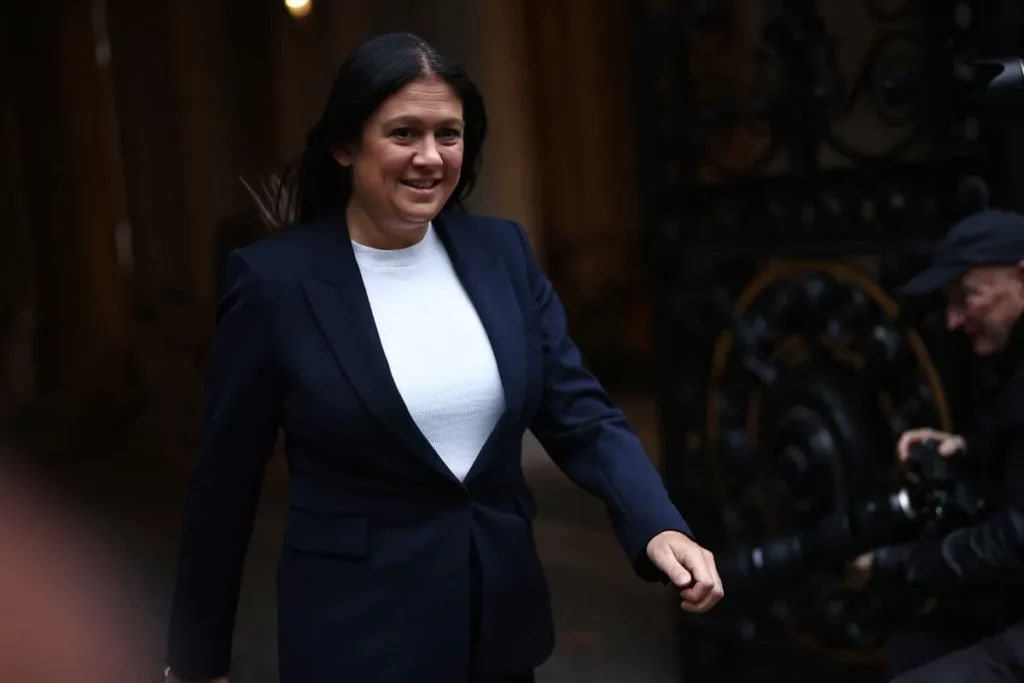 La secretaria de Cultura, Medios y Deportes de Gran Bretaña, Lisa Nandy, camina hacia el número 10 de Downing Street, en el centro de Londres, el 14 de octubre de 2025. (Henry Nicholls / AFP) 