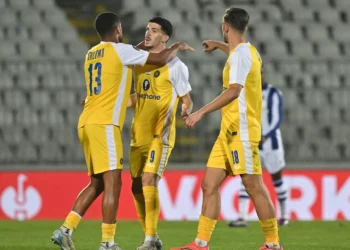 El centrocampista israelí #09 del Maccabi Tel Aviv Dor David Turgeman (C) celebra con sus compañeros de equipo después de marcar el primer gol de su equipo durante el partido de fútbol de la UEFA Europa League, Fase de Liga – Jornada 3, entre el Maccabi Tel-Aviv FC y la Real Sociedad en el Estadio Partizan de Belgrado el 24 de octubre de 2024. (Andrej ISAKOVIC / AFP)