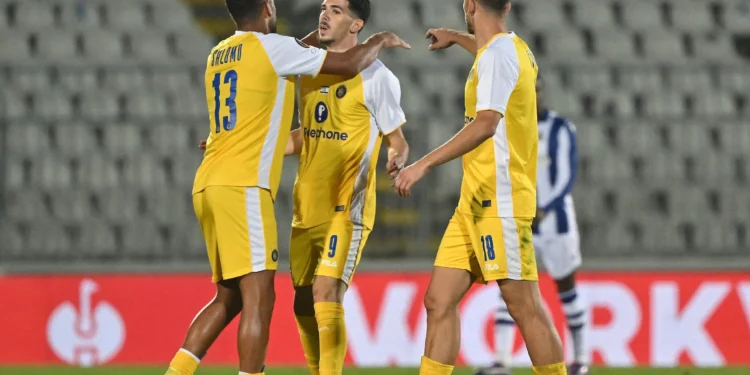 El centrocampista israelí #09 del Maccabi Tel Aviv Dor David Turgeman (C) celebra con sus compañeros de equipo después de marcar el primer gol de su equipo durante el partido de fútbol de la UEFA Europa League, Fase de Liga – Jornada 3, entre el Maccabi Tel-Aviv FC y la Real Sociedad en el Estadio Partizan de Belgrado el 24 de octubre de 2024. (Andrej ISAKOVIC / AFP)
