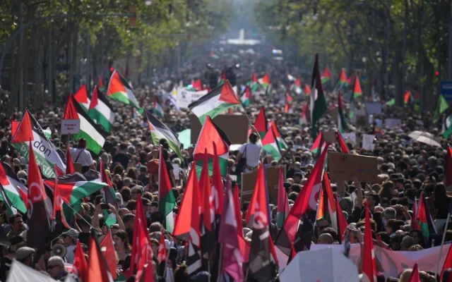 Decenas de miles marchan contra Israel en Barcelona