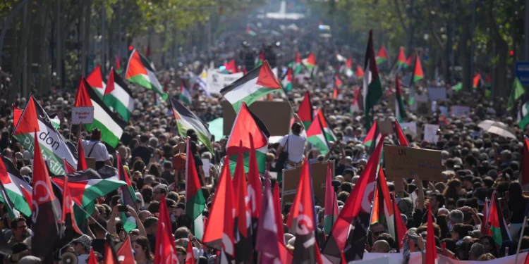 Decenas de miles marchan contra Israel en Barcelona