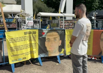Matan Angrest visita la Plaza de los Rehenes tras su liberación