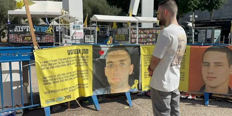 Matan Angrest visita la Plaza de los Rehenes tras su liberación