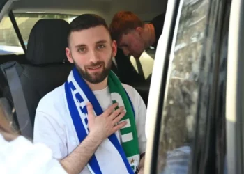 El rehén liberado Matan Angrest regresa a casa desde el hotel