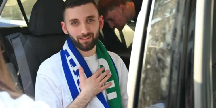 El rehén liberado Matan Angrest regresa a casa desde el hotel