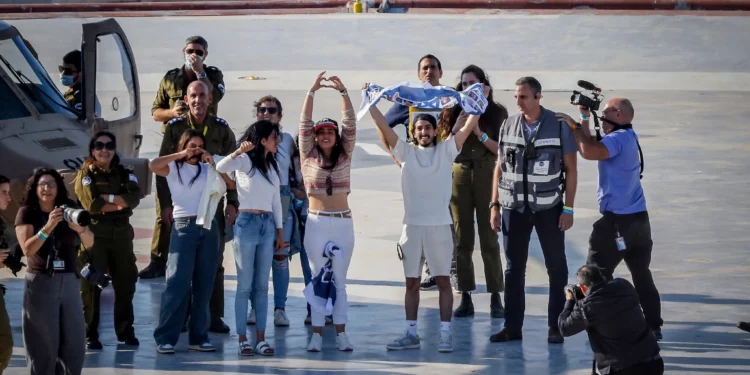 El rehén liberado Matan Zangauker llega al hospital Ichilov en Tel Aviv, el 13 de octubre de 2025. (Yossi Zamir / Flash90)