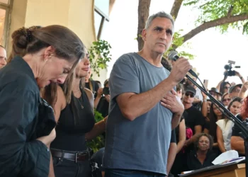 Michel Illouz despide en Ra'anana a su hijo Guy asesinado por terroristas de Hamás