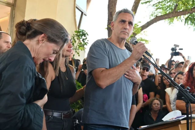 Michel Illouz despide en Ra’anana a su hijo Guy asesinado por terroristas de Hamás