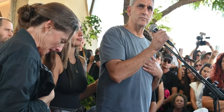 Michel Illouz despide en Ra'anana a su hijo Guy asesinado por terroristas de Hamás