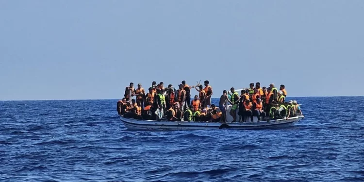 Al menos 14 muertos tras hundirse un barco de migrantes en el oeste de Turquía