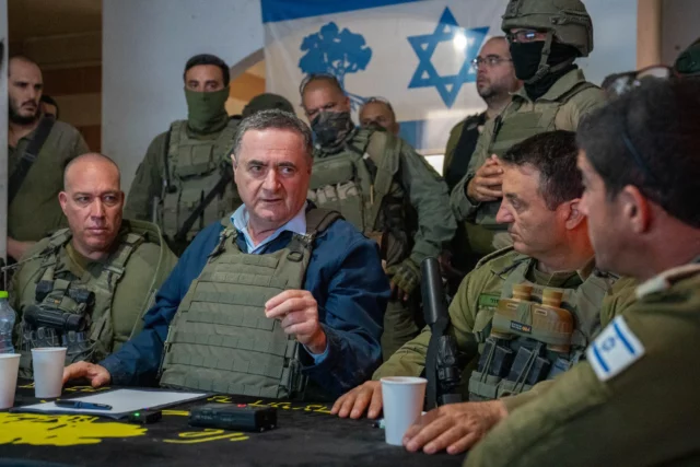 Ministro de Defensa de Israel visitó a las tropas en la ciudad de Gaza
