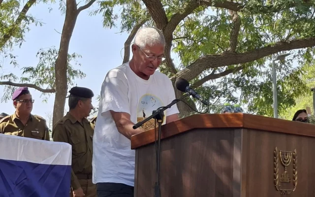 Familia de rehén asesinado lo despiden en funeral en Nir Oz