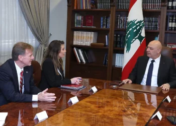 El presidente libanés Joseph Aoun, a la derecha, se reúne con el enviado de Estados Unidos, Morgan Ortagus, en el centro, en el palacio presidencial en Baabda, al este de Beirut, Líbano, el 28 de octubre de 2025. (Oficina de prensa de la Presidencia libanesa vía AP)