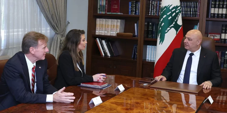 El presidente libanés Joseph Aoun, a la derecha, se reúne con el enviado de Estados Unidos, Morgan Ortagus, en el centro, en el palacio presidencial en Baabda, al este de Beirut, Líbano, el 28 de octubre de 2025. (Oficina de prensa de la Presidencia libanesa vía AP)
