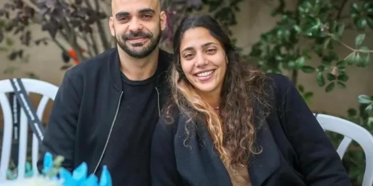 Orit Baron visita sitio del festival Nova donde Hamás asesinó a su hija