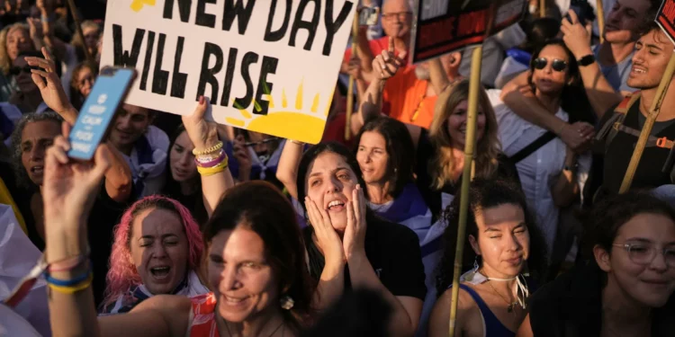 Multitud de la Plaza de los Rehenes aplaude la llegada de Trump a Israel