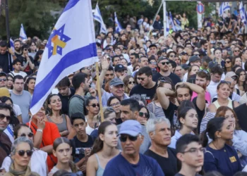 La multitud de la Plaza de los Rehenes aplaude la liberación de los últimos 13 rehenes