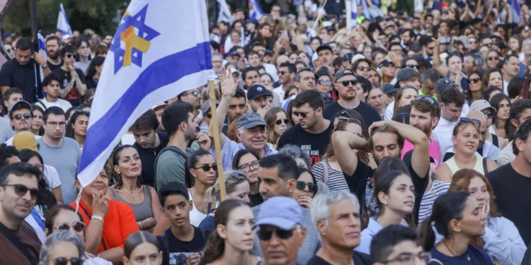 La multitud de la Plaza de los Rehenes aplaude la liberación de los últimos 13 rehenes
