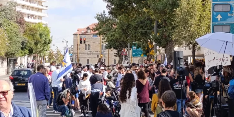 Celebran liberación de rehenes frente a residencia de Netanyahu