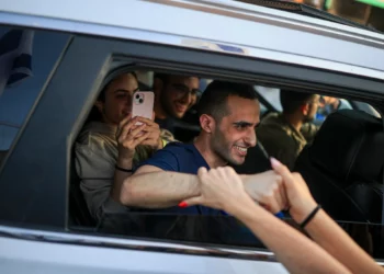 El rehén liberado Nimrod Cohen llega a su ciudad natal de Rehovot, el 16 de octubre de 2025. (Flash90)