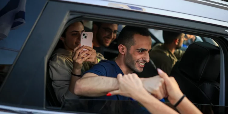 El rehén liberado Nimrod Cohen llega a su ciudad natal de Rehovot, el 16 de octubre de 2025. (Flash90)