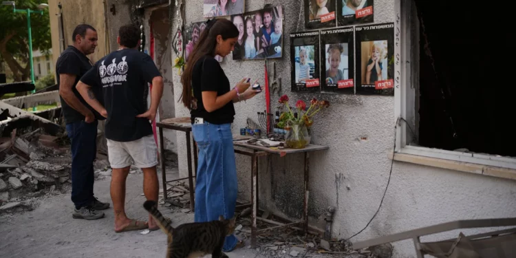 Los miembros de Nir Oz regresan al kibutz para conmemorar dos años desde el ataque