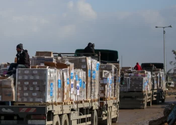 Camiones que transportan ayuda de la OMS (Organización Mundial de la Salud) se preparan para cruzar un puesto de control en la carretera Salah al-Din en al-Mughraqa, en el centro de la Franja de Gaza, el 13 de febrero de 2025. (Eyad BABA / AFP)