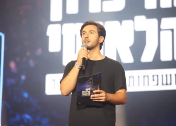 En la ceremonia del 7 de octubre: exrehén Omer Shem Tov pide la liberación de los cautivos