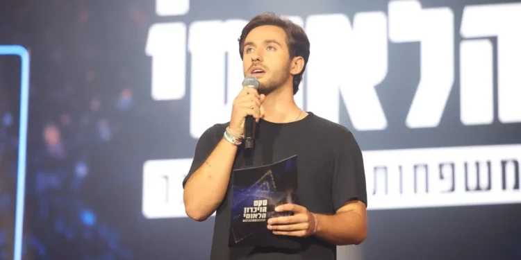 En la ceremonia del 7 de octubre: exrehén Omer Shem Tov pide la liberación de los cautivos