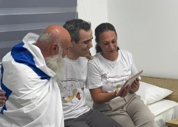 El rehén liberado Omri Miran habla con sus hijas pequeñas por primera vez en dos años