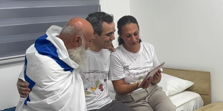 El rehén liberado Omri Miran habla con sus hijas pequeñas por primera vez en dos años