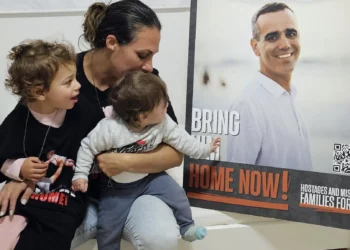 El padre del primer rehén liberado dice que la familia “espera, espera y espera”