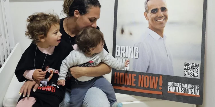 El padre del primer rehén liberado dice que la familia “espera, espera y espera”